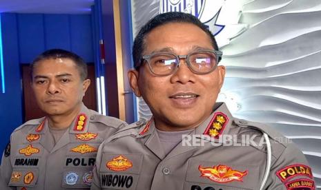 Direktur Lalu Lintas (Dirlantas) Polda Jawa Barat (Jabar) Kombes Pol Wibowo (kanan), didampingi Kepala Bidang Humas Polda Jabar Kombes Pol Ibrahim Tompo, menjelaskan tentang rencana pemberlakuan kembali tilang manual, Jumat (19/5/2023).  