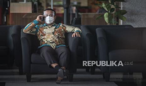 Plt Gubernur Sulawesi Selatan Andi Sudirman Sulaiman duduk di ruang tunggu usai menjalani pemeriksaan di Gedung Merah Putih KPK, Jakarta, Rabu (2/6/2021). Andi Sudirman Sulaiman menjalani pemeriksaan sebagai saksi untuk tersangka Gubernur nonaktif Sulawesi Selatan Nurdin Abdullah dalam kasus dugaan suap proyek infrastruktur di lingkungan Pemerintah Provinsi Sulawesi Selatan tahun anggaran 2020-2021. 