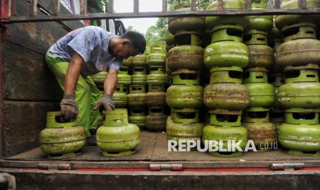 Petugas menurunkan tabung gas elpiji subsidi 3 kilogram.