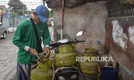 Pekerja mengikat gas elpiji 3 kg bersubsidi untuk diantar ke pelanggan di salah satu pangkalan di Kawasan Bukit Duri, Jakarta, Jumat (26/4/2024). Pemerintah mulai memberlakukan pembelian gas elpiji 3 kilogram dengan menunjukkan kartu tanda penduduk (KTP) per 1 Juni 2024. Kebijakan ini diterapkan agar penyaluran LPG bersubsidi alias gas melon tepat sasaran.