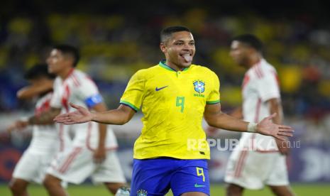 Vitor Roque saat membela Brasil.