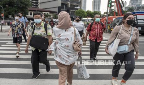 Sejumlah pekerja berjalan sepulang kerja di kawasan Sudirman-Thamrin, Jakarta, Senin (10/10/2022). Berdasarkan data dari Mercer Marsh Benefits, 37 persen karyawan Indonesia mengalami gangguan kesehatan mental (stres) sehari-harinya yang salah satunya terkait kondisi finansial yang lebih buruk dari sebelumnya dikarenakan ketidakpastian ekonomi dan kenaikan harga kebutuhan pokok. 