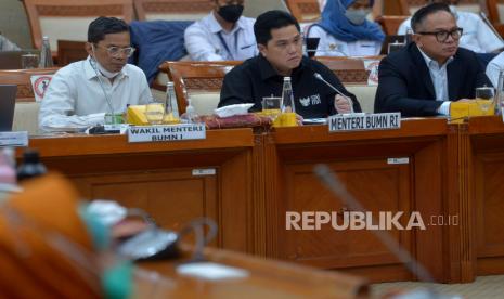 Menteri BUMN Erick Thohir (tengah) bersama Wakil Menteri BUMN I Pahala Nugraha Mansury (kiri) dan Wakil Menteri BUMN II Kartika Wirjoatmodjo (kanan) mengikuti rapat kerja dengan Komisi VI DPR di Kompleks Parlemen, Senayan, Jakarta, Senin (5/12/2022). Rapat tersebut membahas evaluasi pelaksanaan kinerja Kementerian BUMN Tahun 2022, evaluasi pencapaian kinerja BUMN Tahun 2022 dan rencana aksi pembinaan BUMN Tahun 2023. Republika/Prayogi.