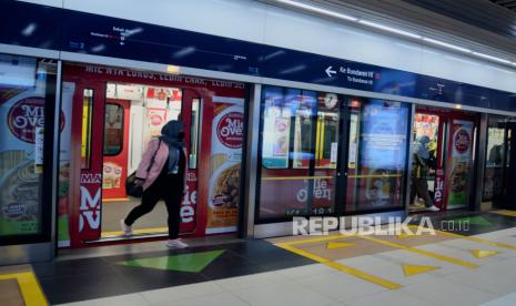 Penumpang turun dari MRT di Stasiun MRT Dukuh Atas, Jakarta Pusat, Jumat (20/1/2023).