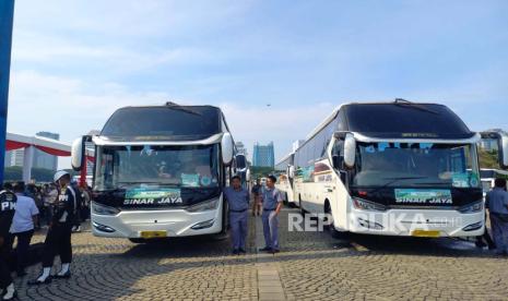 Sekda Provinsi DKI Jakarta Joko Agus Setyono saat melepas bus Mudik Gratis bersama Pemprov DKI Jakarta di Monas, Jakarta Pusat, Kamis (4/4/2024). 