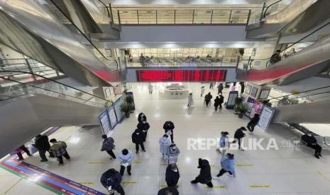  Pengunjung berbaris di dekat konter kasir di Rumah Sakit Pusat No. 2 Baoding di kota Zhuozhou di provinsi Hebei, China utara pada Rabu, 21 Desember 2022. China hanya menghitung kematian akibat pneumonia atau gagal napas dalam jumlah kematian resmi COVID-19, kata seorang pejabat kesehatan China, dalam definisi sempit yang membatasi jumlah kematian yang dilaporkan, karena wabah virus melonjak setelah pelonggaran pembatasan terkait pandemi.