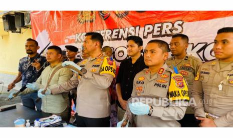 Polresta Bogor Kota dalam konferensi pers Rabu (12/7/2023) menunjukkan barang bukti senjata tajam, yang digunakan dalam aksi tawuran yang menyebabkan korban meninggal dunia.