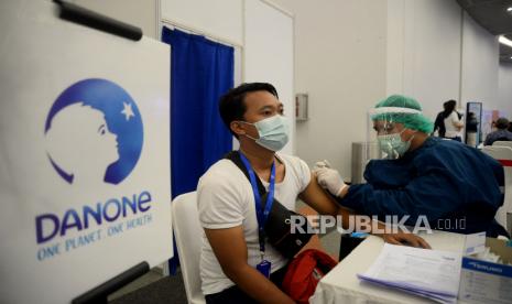 Petugas medis menyuntikan vaksin Covid-19 kepada karyawan Danone Indonesia saat pelaksanaan Vaksinasi Covid-19 Gotong Royong Danone Indonesia di Sentul, Bogor, Jawa Barat, Kamis (17/6). Danone Indonesia melaksanakan Vaksinasi Gotong Royong tahap pertama yang diberikan kepada 5000 karyawan di wilayah Jabodetabek dan Jawa Barat pada tanggal 8-24 Juni 2021 di 17 titik vaksinasi sebagai upaya dukungan percepatan pemulihan ekonomi dan kesehatan nasional.Prayogi/Republika.  