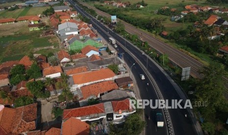 Sejumlah kendaraan melintas di Ruas Jalan Raya Pantura, Jawa Tengah, Selasa (12/6).