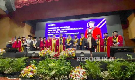 Universitas Pelita Harapan (UPH) mengukuhkan guru besar ke-28, Antonius Herusetya, di Kampus UPH, Tangerang, Jumat (3/11/2023). Dalam orasi ilmiahnya, dia menyoroti peran penting dari akuntan publik (AP) dalam mengurangi skandal manipulasi laporan keuangan perusahaan publik di Indonesia. 