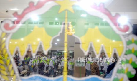 Jamaah calon haji mengikuti acara pelepasan ke tanah suci di Asrama Haji Donohudan, Boyolali, Jawa Tengah, Jumat (3/6/2022). Sebanyak 356 calon haji menjadi pemberangkatan pertama menuju Madinah melalui Embarkasi Solo pada Sabtu (4/6/2022) pukul 00.30 WIB. Pemberangkatan kloter ini merupakan yang pertama sejak pandemi Covid-19.