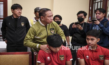 Wakil Ketua Umum PSSI Zainudin Amali (kedua kiri) berbincang dengan pesepak bola Timnas U20 saat mengunjungi pemusatan latihan di Jakarta, Kamis (30/3/2023). Dalam kunjungan tersebut Zainudin Amali memberikan motivasi kepada pesepak bola Timnas U20 usai FIFA resmi mencabut status Indonesia sebagai tuan rumah Piala Dunia U-20 2023. 