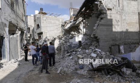 Warga Palestina memeriksa kehancuran menyusul serangan militer Israel di kamp pengungsi Nur Shams, dekat kota Tulkarem di Tepi Barat, Ahad, (21/4/2024).