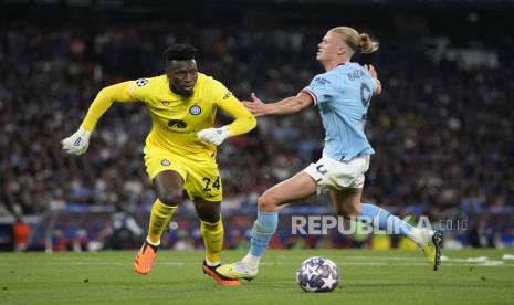 Striker Manchester City Erling Haaland berduel dengan kiper Inter Milan Andre Onana, Ahad (12/6/2023). 