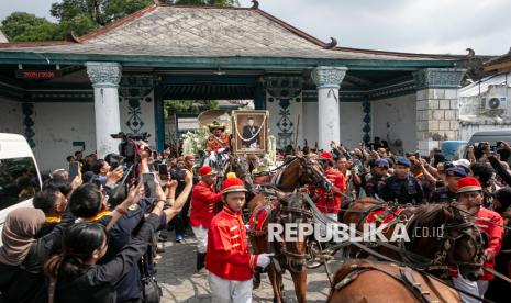 Isak Tangis Kerabat dan Abdi Dalem Iringi Prosesi Pemakaman Pakubuwono XIII |Republika Online 3 015268100 1762328572 830 556