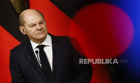  Kanselir Jerman Olaf Scholz berbicara selama konferensi pers bersama dengan Perdana Menteri Italia Mario Draghi di kantor pemerintah Istana Chigi di Roma, Senin, 20 Desember 2021.