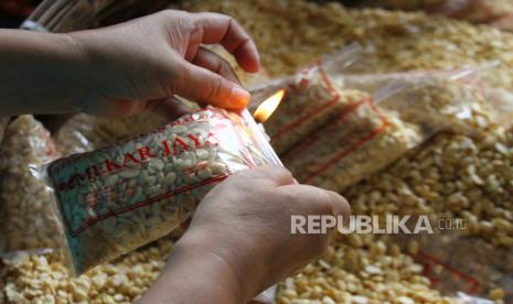 Pekerja membuat tempe di sentra perajin tempe Sanan, Malang, Jawa Timur. Pengamat menilai butuh jalan panjang agar Indonesia tidak lagi impor kedelai