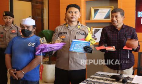 Kepala Seksi Humas Polres Bantul AKP I Nengah Jeffry Prana Widnyana saat merilis pengungkapan kasus penipuan dengan modus penggandaan uang di Markas Polres Bantul, DIY, Rabu (31/1/2024).