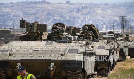 Tentara Israel mengusir APC dari kota Jenin di Tepi Barat yang diduduki, selama serangan militer Israel di kubu militan di kamp pengungsi Jenin, Selasa, 4 Juli 2023.