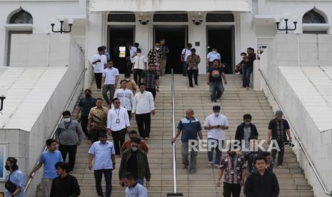 Umat Muslim turun dari tangga usai melaksanakan Shalat Jumat di Masjid Al Azhar, Jumat (14/4/2023). 