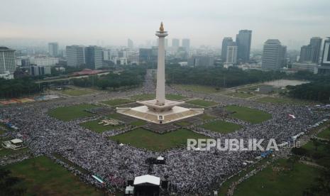 Ribuan warga mengikuti Aksi Damai Aliansi Rakyat Indonesia Bela Palestina di Monas, Jakarta, Ahad (5/11/2023). Aksi yang diikuti massa dari lintas agama itu mengecam serangan Israel ke Palestina. 