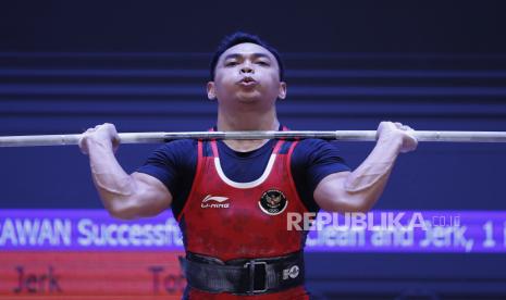 Raih Medali Perak di Kejuaraan Dunia, Modal Eko Yuli Menuju Olimpiade 2024. Foto: Eko Yuli Irawan dari Indonesia berlaga dalam kompetisi angkat besi clean and jerk putra 61kg pada Pesta Olahraga Asia Tenggara ke-31 (SEA Games 31) di Hanoi, Vietnam, 20 Mei 2022.