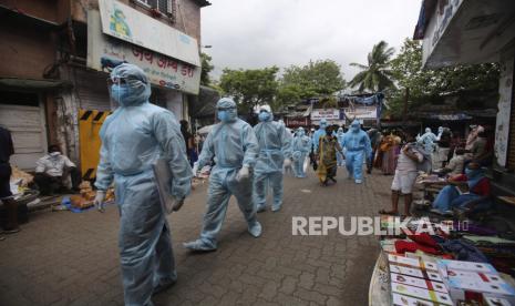  Petugas kesehatan India yang mengenakan alat pelindung diri tiba untuk mengambil bagian dalam kamp pemeriksaan di perkampungan kumuh di Mumbai, India, Rabu, 17 Juni 2020.