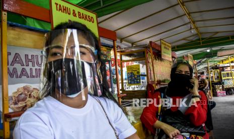 Pengunjung berada di area kios usai Peluncuran Penataan Pedagang Kaki Lima (PKL) di Jalan Dakota, Kelurahan Sukaraja, Kota Bandung, Selasa (6/10). Penataan pedagang kaki lima (PKL) tersebut bertujuan untuk mewujudkan lingkungan wisata kuliner yang bersih dan tertata sehingga mampu menjadi salah satu roda penggerak perekonomian. Foto: Abdan Syakura/Republika