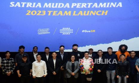 Presiden Direktur Satria Muda Pertamina Baim Wong bersama Managing Director PT Indonesia Sport Venture Riska Natalia Dewi dan Vice President PT Indonesia Sport Venture Rony Gunawan foto bersama pebasket Satria Muda Pertamina di Jakarta, Kamis (12/1/2023). Satria Muda memperpanjang kerja sama dengan Pertamina untuk lima tahun ke depan. Pada kesempatan tersebut Satria Muda Pertamina juga memperkenalkan 15 pemain tim yang akan tampil pada musim kompetisi 2023, yang terdiri dari 13 pemain lokal dan 2 legiun asing.