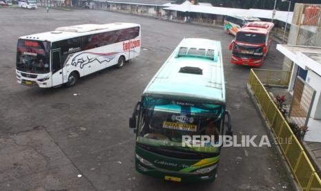 Awak bus menunggu penumpang di terminal. Ilustrasi