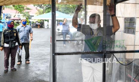 Warga berada dalam bilik disinfektan.