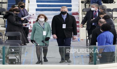  Stand-in untuk Presiden terpilih Joe Biden dan Jill Biden berjalan di podium selama gladi bersih Pelantikan Presiden ke-59 di US Capitol di Washington, Senin, 18 Januari 2021.