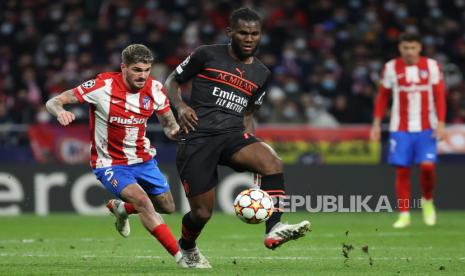  Gelandang AC Milan Franck Kessie (kanan) saat pertandingan sepak bola grup B Liga Champions UEFA melawan Atletico Madrid. Assist Kessie berbuah gol Junior Messiah yang membawa Milan mengalahkan Atletico.