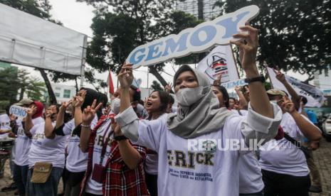 Sejumlah relawan Erick Thohir meneriakan yel-yel saat deklarasi dukungan di Jakarta, Rabu (3/1/2024). Relawan Erick Thohir menyatakkan dukungan bagi pemenangan Prabowo-Gibran sebagai presiden dan wakil presiden pada Pilpres 2024. 