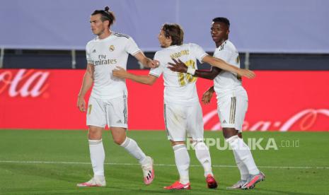 Real Madrid winger Vinicius Jr. (R) celebrates with teammates Luka Modric (C) and Gareth Bale (L) after scoring the 1-0 during the Spanish LaLiga match between Real Madrid and RCD Mallorca at Alfredio Di Stefano stadium in Madrid, Spain, 24 June 2020.  