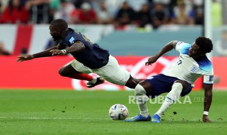 Bek Prancis Dayot Upamecano (kanan) beraksi di Piala Dunia.