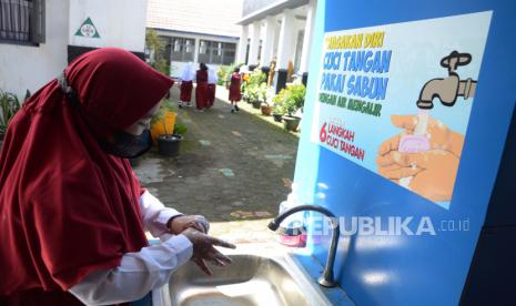 Pelajar mencuci tangan sebelum masuk kelas saat pelaksanaan Pembelajaran Tatap Muka (PTM) secara penuh di SDN 033 Jalan Asmi, Kota Bandung, Selasa (11/1/2022). Untuk keamanan, di Kota Bandung PTM dibagi beberapa kelompok dengan batasan tertentu. Kelompok satu kapasitas 100%, kelompok dua kapasitas 75% dan Kelompok tiga kapasitas 50%, menyesuaikan dengan kapasitas sekolah terkait kesiapan prokesnya.