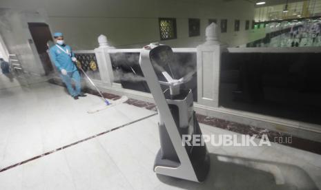 Masjidil Haram Sediakan Robot Pintar Layani Jamaah. Foto: Robot disterilkan di Masjidil Haram, sehari sebelum ibadah haji tahunan, Sabtu 17 Juli 2021. 