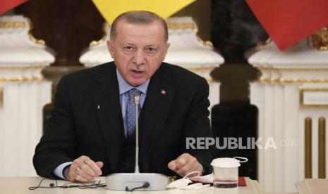  Presiden Turki Recep Tayyip Erdogan. Erdogan meminta Uni Eropa menggelar kembali pembicaraan untuk membahas potensi keanggotaan Turki di perhimpunan Benua Biru tersebut. 