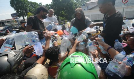 Peloper susu membagikan susu sapi gratis kepada warga di Boyolali, Jawa Tengah, Sabtu (9/11/2024). Sebanyak 1.000 liter susu sapi dibagikan secara gratis karena sejak beberapa hari ini susu sapi dari peternak yang dibeli oleh peloper tidak dapat tertampung ke industri pengolahan susu karena berlimpahnya produk susu. 