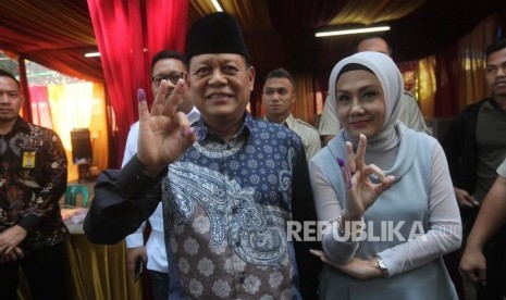 Calon Gubernur Jawa Barat Sudrajat bersama Istri Sally Salziah menunjukan tinta di jari usai melakukan pencoblosan di TPS 27, Cikeundi, Bandung, Jawa Barat, Rabu (27/6).