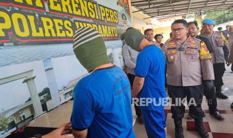 Polisi menghadirkan dua tersangka yang terlibat dalam penyerangan kafe dan kepemilikan senjata air softgun, dalam konferensi pers di Mapolres Indramayu, Rabu (17/4/2024). 