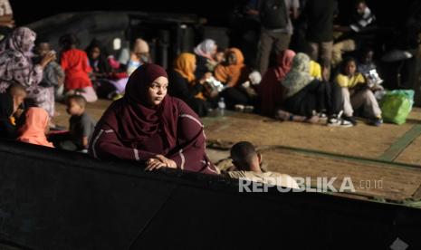 Pengungsi Sudan menunggu sebelum menaiki kapal militer Saudi ke pelabuhan Jeddah, di Port Sudan, di Sudan, Rabu, 3 Mei 2023. Banyak yang melarikan diri dari konflik di Sudan antara militer dan pasukan paramiliter saingan. Militer Sudan dan RSF Saling Tuding Langgar Gencatan Senjata