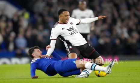  Pemain Chelsea Mason Mount (kiri) berusaha merebut bola dari pemain Fulham Kenny Tete (kanan) pada lanjutan pertandingan Liga Inggris antara Chelsea dan Fulham yang berlangsung di Stamford Bridge, Sabtu (4/2/2023) dini hari WIB. 