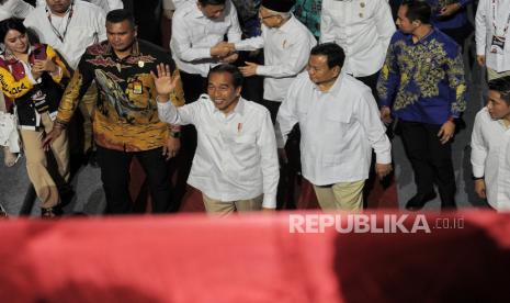 Presiden Joko Widodo (kiri) dan Ketua Umum Partai Gerindra Prabowo Subianto (kanan) berjalan usai menghadiri acara penutupan Rapimnas Partai Gerindra 