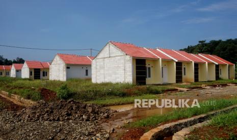 Suasana kompleks perumahan bersubsidi di kawasan Bojong Gede, Bogor, Jawa Barat, Ahad (5/4). Kementerian PUPR mengalokasikan anggaran bagi stimulus fiskal subsidi perumahan sebesar Rp 1,5 Triliun untuk 175