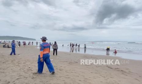 Kondisi di Pantai Barat Pangandaran, Kabupaten Pangandaran, usai terjadi gempa bumi pada Ahad (31/12/2023).