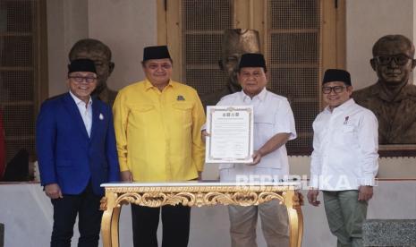 Ketua Umum Partai Amanat Nasional (PAN) Zulkifli Hasan, Ketua Umum Partai Golkar Airlangga Hartarto, Ketua Umum Partai Gerindra Prabowo Subianto dan Ketua Umum Partai Kebangkitan Bangsa (PKB) Muhaimin Iskandar (dari kiri) menunjukan nota deklarasi dukungan Pilpres 2024 di Museum Perumusan Naskah Proklamasi, Jakarta, Ahad (13/8/2023). Partai Golkar, Partai Amanat Nasional (PAN), dan Partai Kebangkitan Bangsa (PKB) berkoalisi bersama Partai Gerindra sekaligus mendeklarasikan Prabowo Subianto sebagai calon presiden pada Pemilu 2024