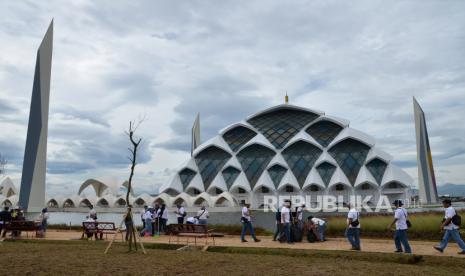 Para pekerja dari unsur terkait, pegawai pemerintah dan komunitas masyarakat melakukan kerja bakti, di Masjid Al Jabbar, Gede Bage, Kota Bandung, Kamis (29/12/2022). Pemprov Jawa Barat sebut Masjid Al Jabbar jadi daya tarik baru untuk promosi wisata.