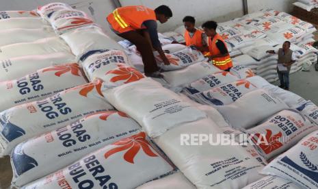 Sejumlah pekerja menata beras dalam karung di gudang Perum Bulog Kantor Cabang Meulaboh, Aceh Barat, Aceh, Rabu (28/2/2024). 